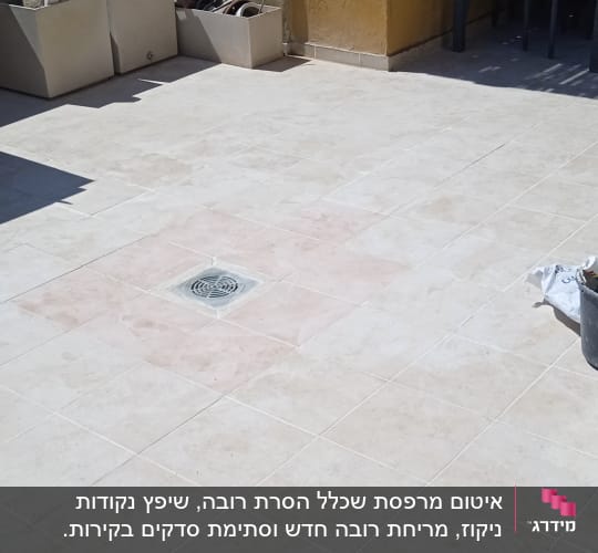 כלי עבודה ודליים על רצפת מרפסת לאיטום